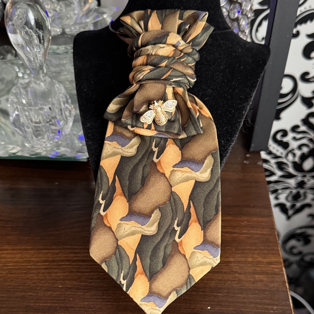 Elegant Camouflage Patterned Tie with Gold Accent